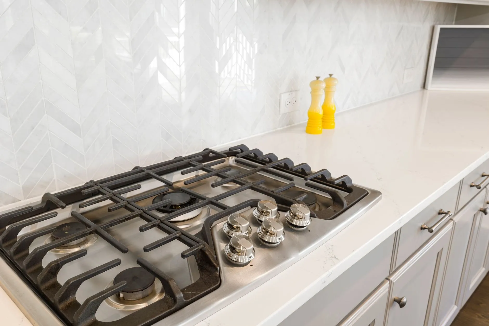 The same hob and white worktop after a deep clean, bright and clear